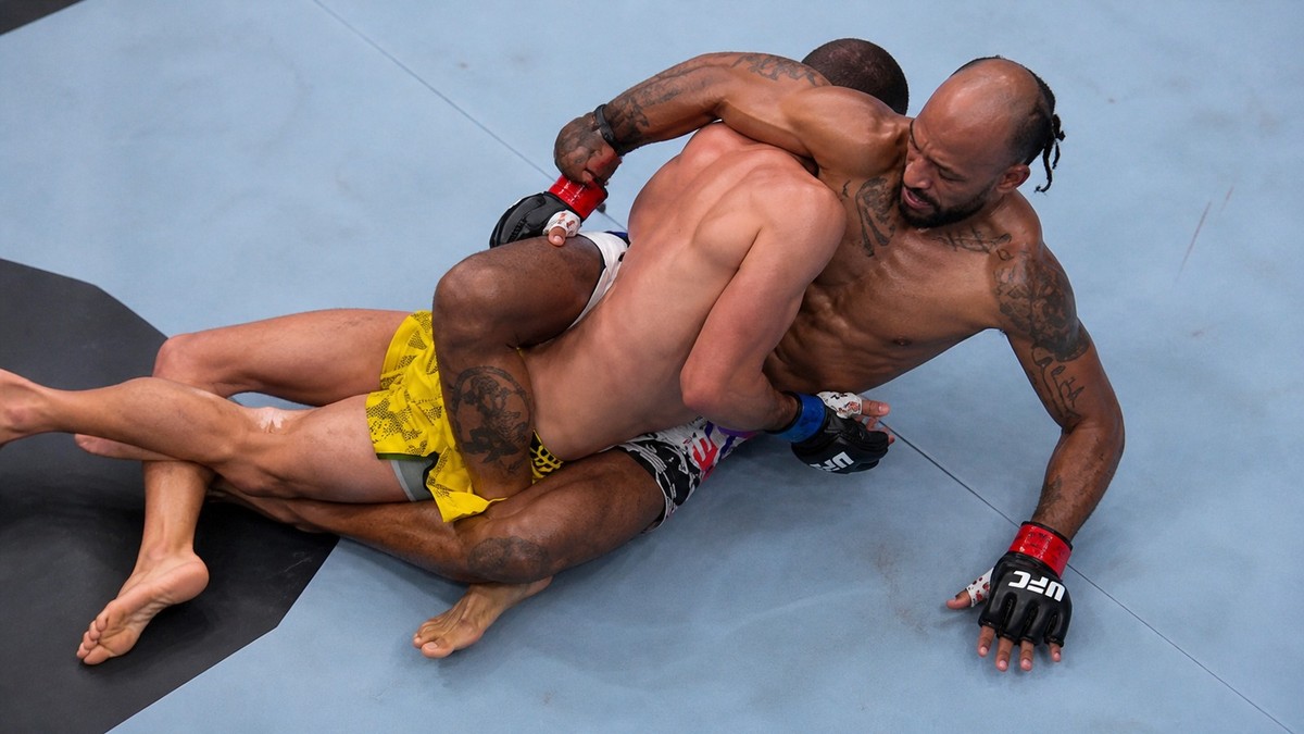 چارلز جانسون در حال ارسال ادواردو چاپولین در UFC 330