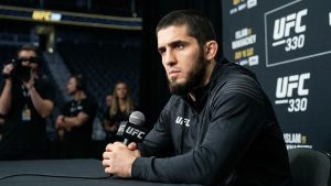 Islam Machačev — Islam Machačev čelí tlaku UFC 330