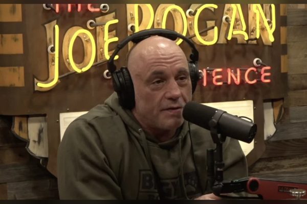 Joe Rogan hinterfragt Sterlings Getränk am Vorabend des Kampfes